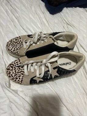 Outwoods Black and Beige Leopard Toe Star Accent Sneakers